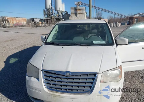 2010 Chrysler Town & Country Touring z USA, uszkodzony, nr VIN 2A4RR5D12AR460470